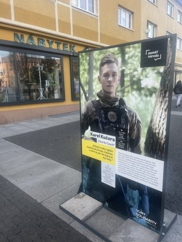 Na náměstí Míru se glorifikuje válka!